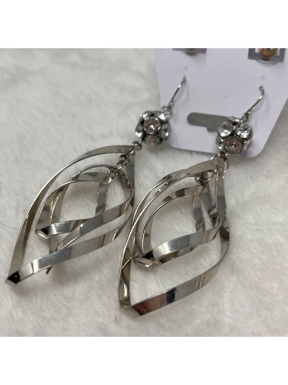 6 piece set 2 sparkly earrings and 4 faux pearl bracelet set - Picture 2 of 4